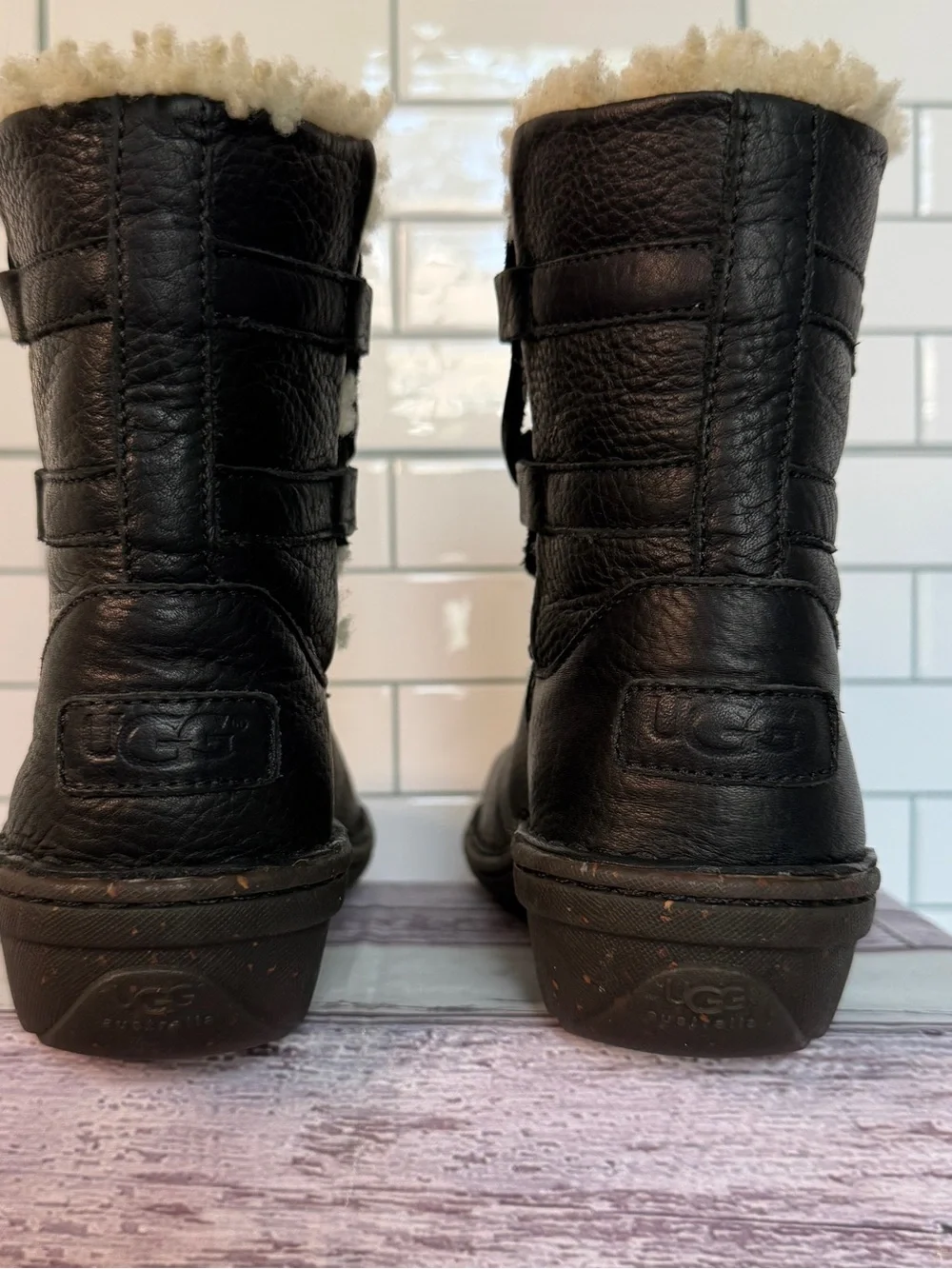 UGG 1932 “Caspia” black 🖤 leather Sherpa lined boots size 6.